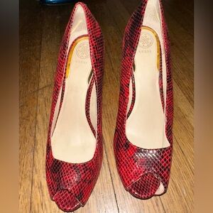 Guess Honora peep-toe platform pumps heels red snake print design. Size 8.